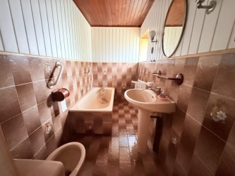 ANCIENNE FERMETTE A RENOVER AU CALME SUR 1 HA 6 AVEC VUE