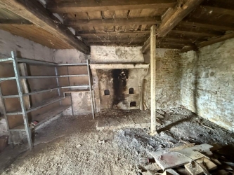 ANCIENNE FERMETTE A RENOVER AU CALME SUR 1 HA 6 AVEC VUE