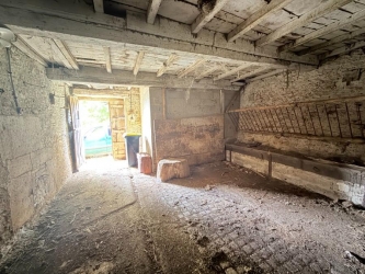 ANCIENNE FERMETTE A RENOVER AU CALME SUR 1 HA 6 AVEC VUE