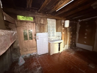 ANCIENNE FERMETTE A RENOVER AU CALME SUR 1 HA 6 AVEC VUE