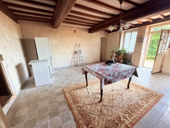 ANCIENNE FERMETTE A RENOVER AU CALME SUR 1 HA 6 AVEC VUE