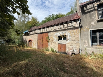 DANS UNE FORET DU MORVAN - ANCIENNE LONGERE A RESTAURER