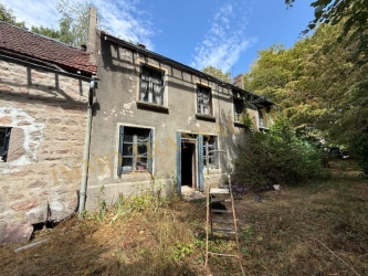 DANS UNE FORET DU MORVAN - ANCIENNE LONGERE A RESTAURER