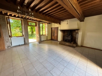 BEL ENSEMBLE IMMOBILIER ISOLE DANS LE PARC DU MORVAN