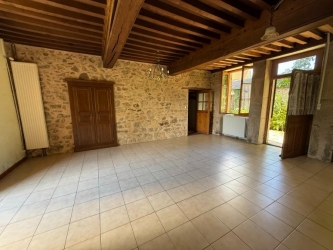 BEL ENSEMBLE IMMOBILIER ISOLE DANS LE PARC DU MORVAN