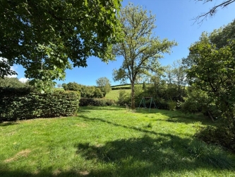 BEL ENSEMBLE IMMOBILIER ISOLE DANS LE PARC DU MORVAN
