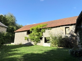 BEL ENSEMBLE IMMOBILIER ISOLE DANS LE PARC DU MORVAN