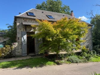BEL ENSEMBLE IMMOBILIER ISOLE DANS LE PARC DU MORVAN
