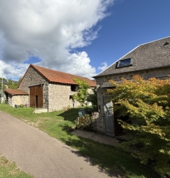 BEL ENSEMBLE IMMOBILIER ISOLE DANS LE PARC DU MORVAN