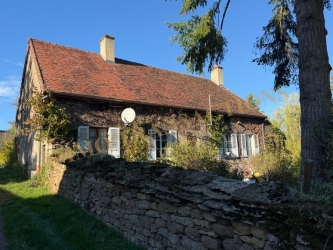 EN BOURGOGNE MAISON ANCIENNE A RENOVER AUX PORTES DU MORVAN