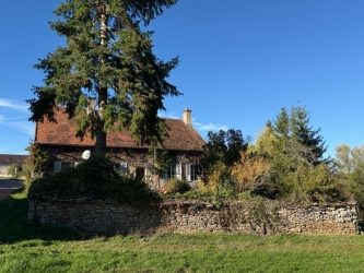 EN BOURGOGNE MAISON ANCIENNE A RENOVER AUX PORTES DU MORVAN