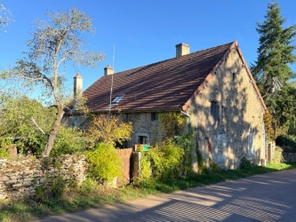 EN BOURGOGNE MAISON ANCIENNE A RENOVER AUX PORTES DU MORVAN