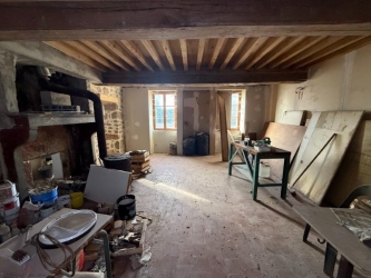 DANS UN VILLAGE DU MORVAN MAISON ANCIENNE