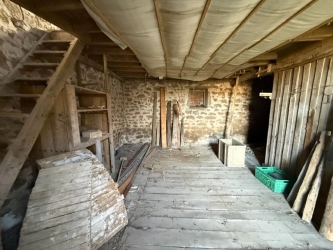 DANS UN VILLAGE DU MORVAN MAISON ANCIENNE