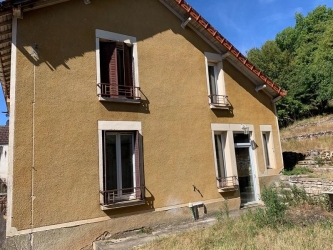 Maison ancienne à rénover sur 3500 m²