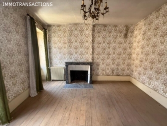 Maison ancienne avec garage et jardin