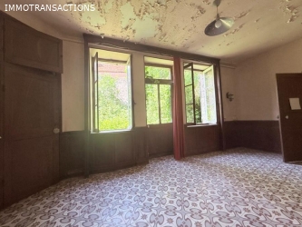 Maison ancienne avec garage et jardin