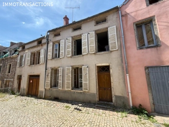 Maison ancienne avec garage et jardin