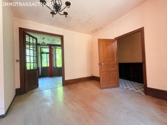 Maison ancienne avec garage et jardin