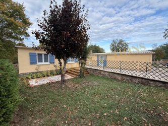 Maison de plain pied dans un jardin clos de murs