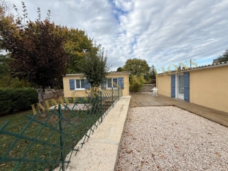 Maison de plain pied dans un jardin clos de murs