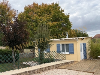 Maison de plain pied dans un jardin clos de murs