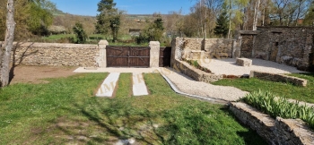 Maison de plain pied dans un jardin clos de murs