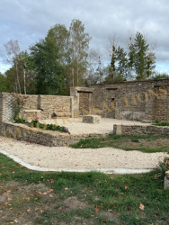 Maison de plain pied dans un jardin clos de murs