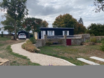 Maison de plain pied dans un jardin clos de murs