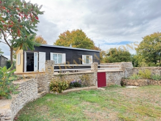 Maison de plain pied dans un jardin clos de murs