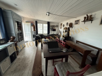 Maison de plain pied dans un jardin clos de murs