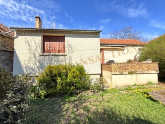 Maison de village avec garage et jardin