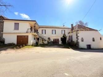 Maison de village avec garage et jardin