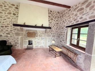 MORVAN Ancienne longère en pierres de pays sur  8575 m²