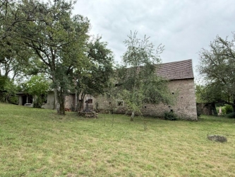 MORVAN Ancienne longère en pierres de pays sur  8575 m²
