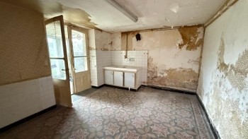 PROCHE DU PARC DU MORVAN MAISON ANCIENNE A RENOVER DANS UN V