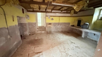 PROCHE DU PARC DU MORVAN MAISON ANCIENNE A RENOVER DANS UN V