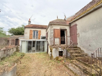 PROCHE DU PARC DU MORVAN MAISON ANCIENNE A RENOVER DANS UN V