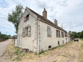 PROCHE DU PARC DU MORVAN MAISON ANCIENNE A RENOVER DANS UN V
