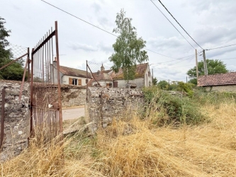PROCHE DU PARC DU MORVAN MAISON ANCIENNE A RENOVER DANS UN V