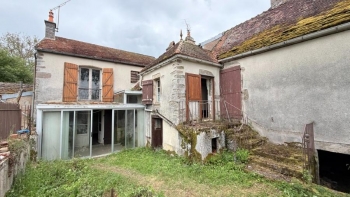 PROCHE DU PARC DU MORVAN MAISON ANCIENNE A RENOVER DANS UN V